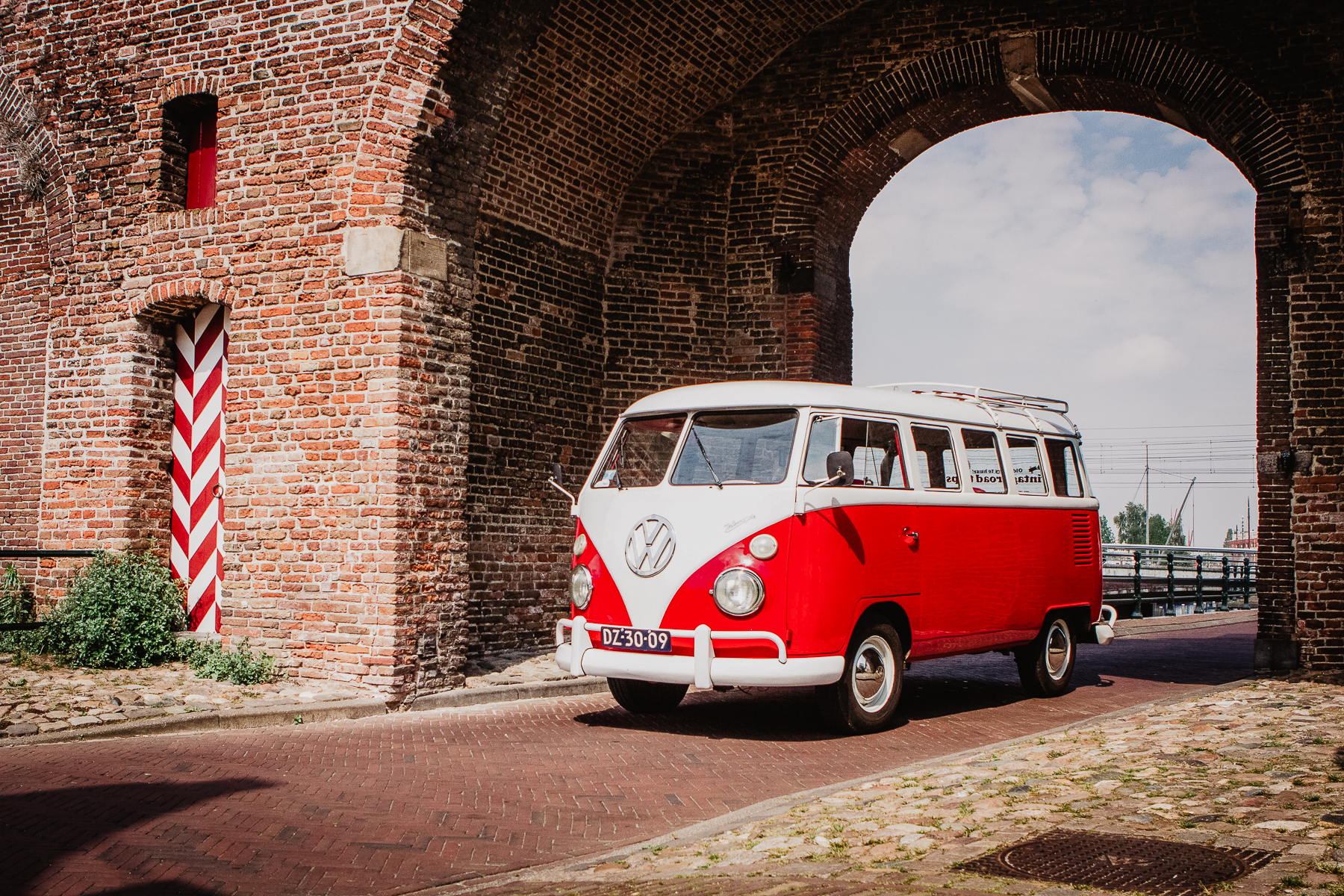 Volkswagenbus T1 Red Velvet - Volkswagenbus huren? VW Trouwvervoer  evenementen beurzen 