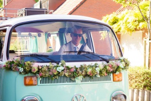 Volkswagenbusje als origineel trouwvervoer