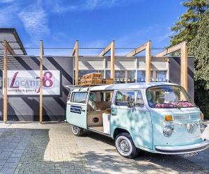Volkswagenbus op de beurs of evenement