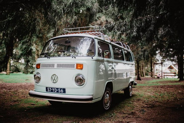 Herfst roadtrip in een Volkswagen bus